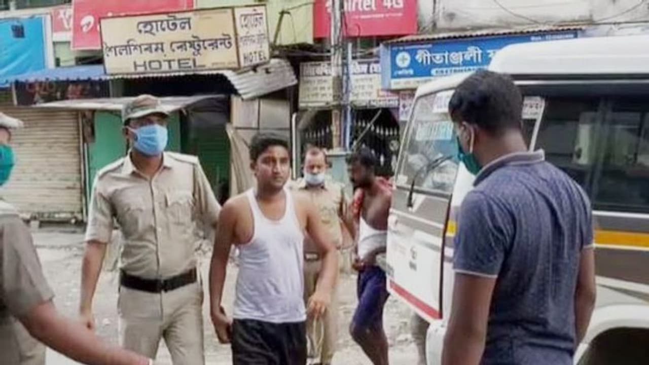 লকডাউনের দ্বিতীয় দিনেও পুলিশের তৎপরতা তুঙ্গে, নদিয়ায় গ্রেফতার ৬০ লকডাউনের দ্বিতীয় দিনেও পুলিশের তৎপরতা তুঙ্গে, নদিয়ায় গ্রেফতার ৬০