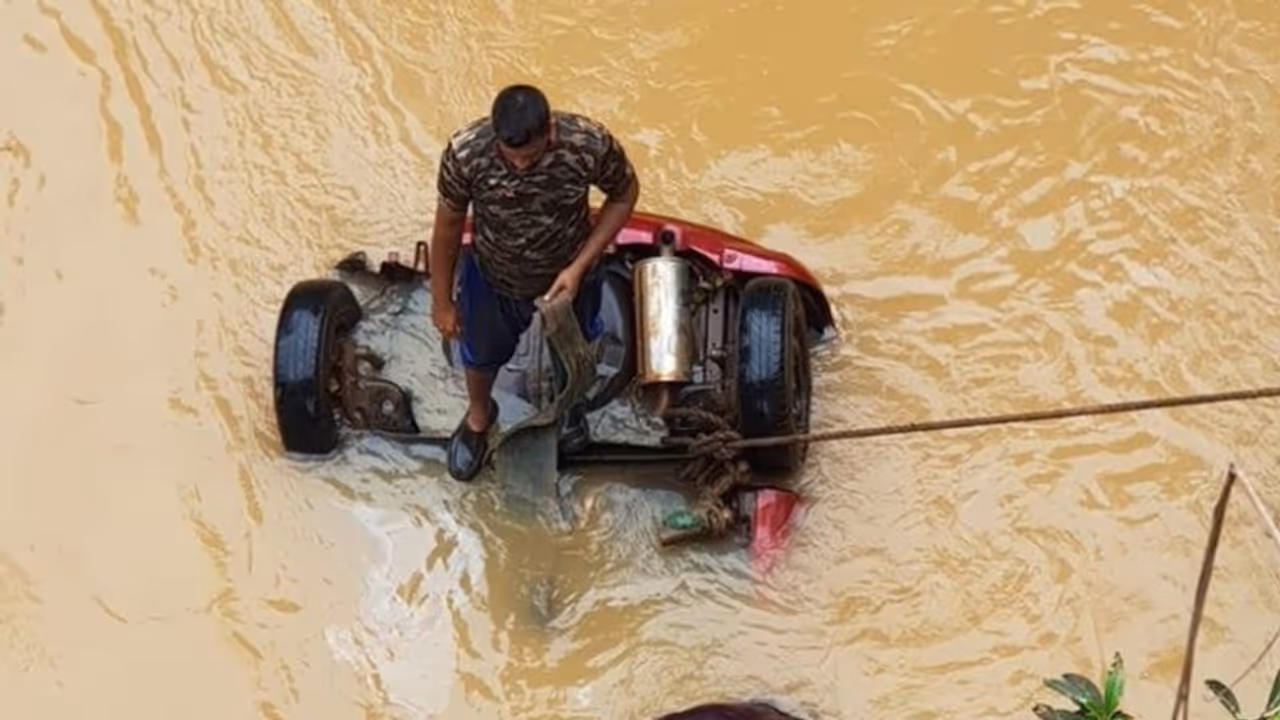 കാർ തോട്ടിലേക്ക് മറിഞ്ഞ് യുവാവിന് ദാരുണാന്ത്യം; നാല് പേർക്ക് ഗുരുതര പരിക്ക് കാർ തോട്ടിലേക്ക് മറിഞ്ഞ് യുവാവിന് ദാരുണാന്ത്യം; നാല് പേർക്ക് ഗുരുതര പരിക്ക്
