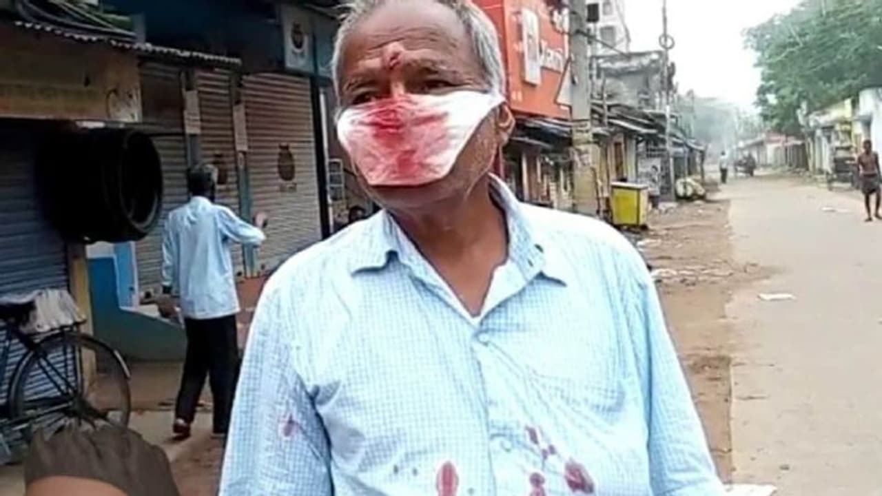 মাস্ক ছাড়াই চায়ের দোকানে আড্ডা, লকডাউনের মাঝে প্রতিবাদের মাশুল দিলেন বৃদ্ধ মাস্ক ছাড়াই চায়ের দোকানে আড্ডা, লকডাউনের মাঝে প্রতিবাদের মাশুল দিলেন বৃদ্ধ