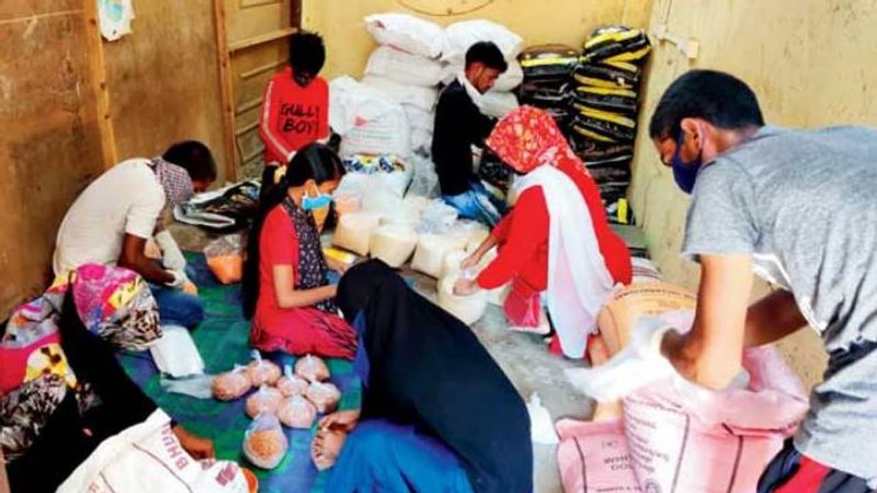 ലോക്ക്ഡൗണിനെ തുടര്ന്ന് കഷ്ടത്തിലായവര്ക്ക് സഹായവുമായി പ്രിന്സിപ്പലും ഭര്ത്താവും; ചെലവഴിച്ചത് നാലുലക്ഷം രൂപ ലോക്ക്ഡൗണിനെ തുടര്ന്ന് കഷ്ടത്തിലായവര്ക്ക് സഹായവുമായി പ്രിന്സിപ്പലും ഭര്ത്താവും; ചെലവഴിച്ചത് നാലുലക്ഷം രൂപ