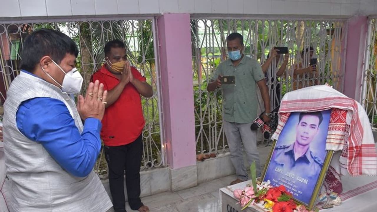 ಶಾಲಾ ದಿನದಲ್ಲೇ ಸೇನೆಗೆ ಸೇರಲು ಉತ್ಸುಕನಾಗಿದ್ದ; ಕಾರ್ಗಿಲ್ ಹುತಾತ್ಮ ಯೋಧನ ಕುರಿತು ತಂದೆಯ ಮಾತು! ಶಾಲಾ ದಿನದಲ್ಲೇ ಸೇನೆಗೆ ಸೇರಲು ಉತ್ಸುಕನಾಗಿದ್ದ; ಕಾರ್ಗಿಲ್ ಹುತಾತ್ಮ ಯೋಧನ ಕುರಿತು ತಂದೆಯ ಮಾತು!