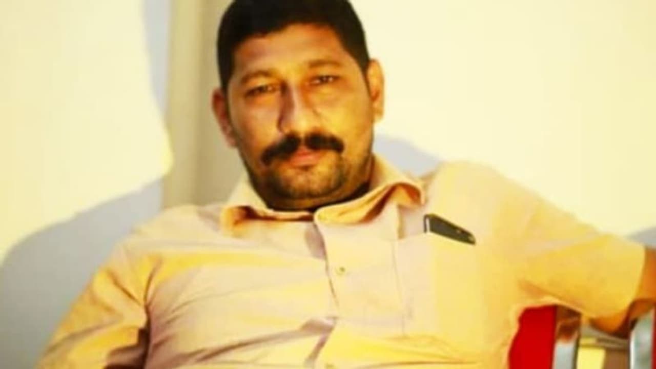 അണലി കടിച്ച ഒന്നരവയസ്സുകാരിക്ക് രക്ഷകനായി സിപിഎം ബ്രാഞ്ച് സെക്രട്ടറി; അഭിനന്ദന പ്രവാഹം അണലി കടിച്ച ഒന്നരവയസ്സുകാരിക്ക് രക്ഷകനായി സിപിഎം ബ്രാഞ്ച് സെക്രട്ടറി; അഭിനന്ദന പ്രവാഹം