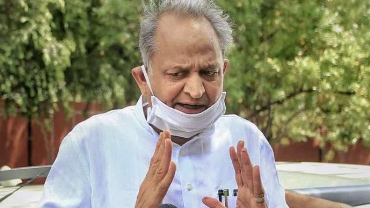 राजस्थान में कोरोना का विस्फोट: एक दिन में 1120 नए मरीज मिले..लोगों ने कहा CM तो सरकार बचा रहे हैं राजस्थान में कोरोना का विस्फोट: एक दिन में 1120 नए मरीज मिले..लोगों ने कहा CM तो सरकार बचा रहे हैं