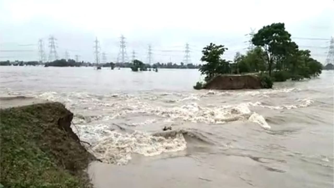 సీలేరు నదిలో పడవలు బోల్తా: 8 మంది వలస కూలీలు గల్లంతు సీలేరు నదిలో పడవలు బోల్తా: 8 మంది వలస కూలీలు గల్లంతు