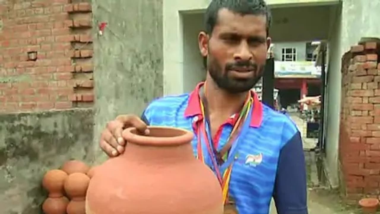भारत के लिए गोल्ड जीतने वाले खिलाड़ी को बेचने पड़ रहे मिट्टी के घड़े, ये है असली वजह भारत के लिए गोल्ड जीतने वाले खिलाड़ी को बेचने पड़ रहे मिट्टी के घड़े, ये है असली वजह