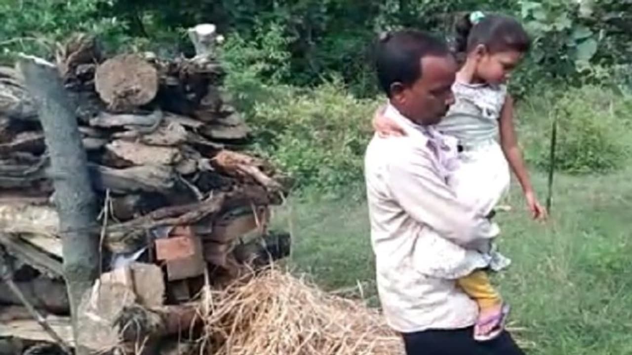 7 साल की बेटी ने चाचा की गोद में आकर पिता की चिता को दी मुखाग्नि, जिसने देखा यह दुखद पल वह रो पड़ा 7 साल की बेटी ने चाचा की गोद में आकर पिता की चिता को दी मुखाग्नि, जिसने देखा यह दुखद पल वह रो पड़ा