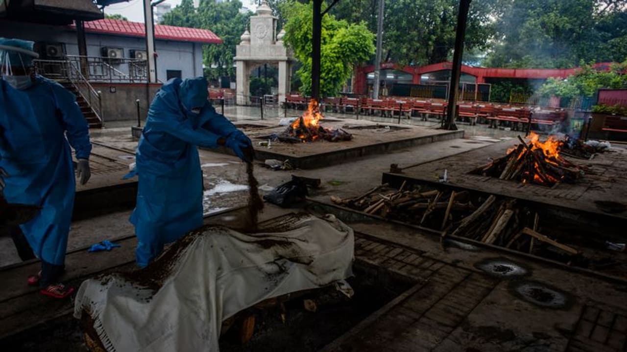 എട്ട് മുറികൾ ശൂന്യമായി, 24 ദിവസത്തിൽ നഷ്ടമായത് എട്ട് പ്രിയപ്പെട്ടവരെ; കൊവിഡ് താണ്ഡവമാടിയ ഒരു കുടുംബം എട്ട് മുറികൾ ശൂന്യമായി, 24 ദിവസത്തിൽ നഷ്ടമായത് എട്ട് പ്രിയപ്പെട്ടവരെ; കൊവിഡ് താണ്ഡവമാടിയ ഒരു കുടുംബം