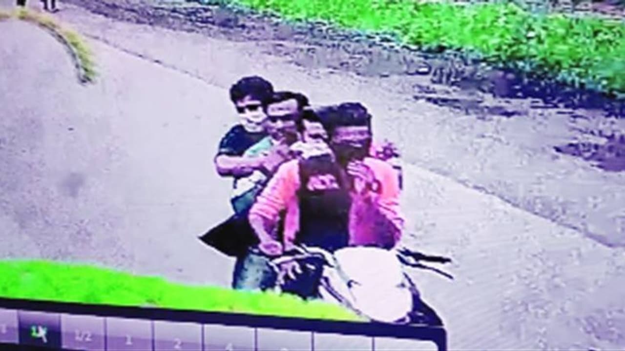 മഹാരാഷ്ട്രയെ ഞെട്ടിച്ച് 'ബെൽഗാവ് ജയിൽ ചാട്ടം'; രക്ഷപ്പെട്ടവരിൽ ഒരു മുൻ പൊലീസുകാരനും മഹാരാഷ്ട്രയെ ഞെട്ടിച്ച് 'ബെൽഗാവ് ജയിൽ ചാട്ടം'; രക്ഷപ്പെട്ടവരിൽ ഒരു മുൻ പൊലീസുകാരനും