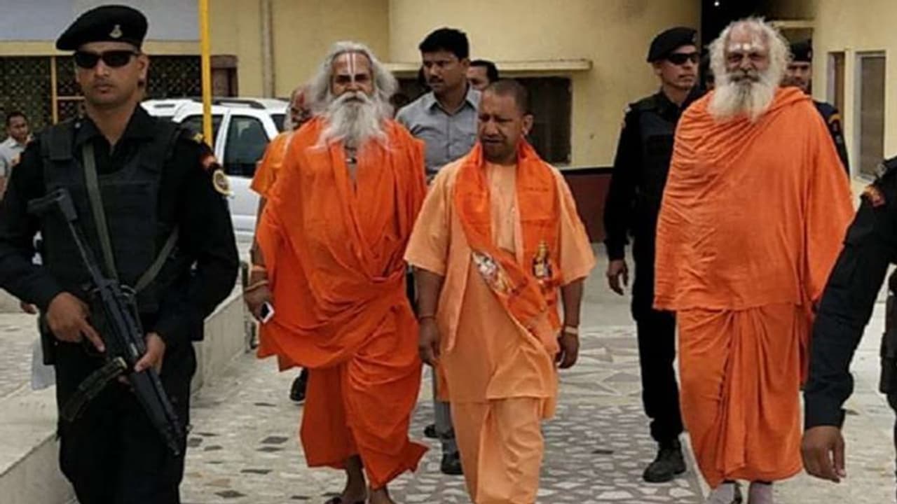 అయోధ్య భూమి పూజలో మోడీతో వేదిక పంచుకున్న గోపాల్ దాస్ కు కరోనా అయోధ్య భూమి పూజలో మోడీతో వేదిక పంచుకున్న గోపాల్ దాస్ కు కరోనా