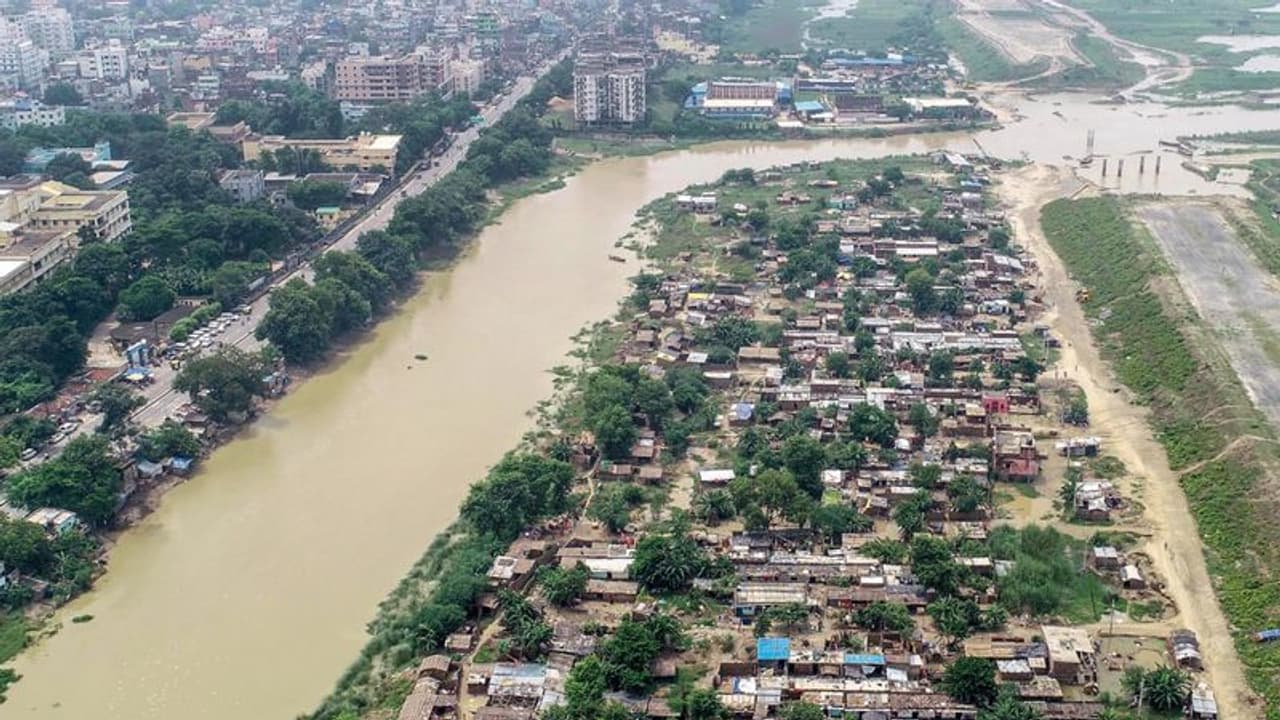 बाढ़ का कहर: असम के 30 जिलों में 56 लाख लोग प्रभावित, बिहार में 11 जिलों के 15 लाख लोग चपेट में बाढ़ का कहर: असम के 30 जिलों में 56 लाख लोग प्रभावित, बिहार में 11 जिलों के 15 लाख लोग चपेट में