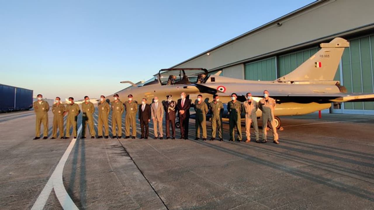 5 राफेल विमानों ने फ्रांस से भरी उड़ान, 7364 किमी सफर तय कर 29 जुलाई को पहुंचेंगे भारत; देखिए वीडियो 5 राफेल विमानों ने फ्रांस से भरी उड़ान, 7364 किमी सफर तय कर 29 जुलाई को पहुंचेंगे भारत; देखिए वीडियो