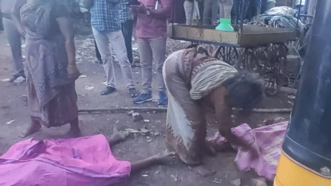 வீட்டு வாசலில் தாயின் கண்முன்னே நடந்த பயங்கரம்... 2 மகன்கள் துடிதுடிக்க ரத்த வெள்ளத்தில் வெட்டிப் படுகொலை..! வீட்டு வாசலில் தாயின் கண்முன்னே நடந்த பயங்கரம்... 2 மகன்கள் துடிதுடிக்க ரத்த வெள்ளத்தில் வெட்டிப் படுகொலை..!