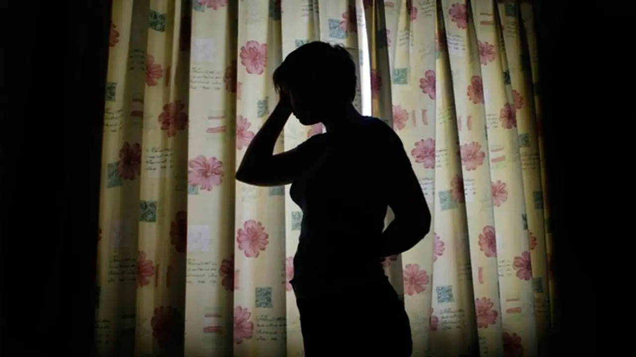 పని కోసం వచ్చిన పసిదానిపై కన్నేసి.. భార్య సహకారంతో... పని కోసం వచ్చిన పసిదానిపై కన్నేసి.. భార్య సహకారంతో...