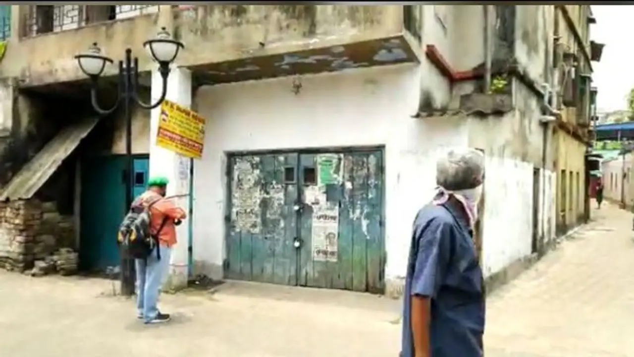 করোনায় আক্রান্তের মৃত্যুর পরদিনেও দেহ বাড়িতে, পরিবারে আক্রান্ত আরও ৬, প্রশাসনের বিরুদ্ধে অভিযোগ করোনায় আক্রান্তের মৃত্যুর পরদিনেও দেহ বাড়িতে, পরিবারে আক্রান্ত আরও ৬, প্রশাসনের বিরুদ্ধে অভিযোগ