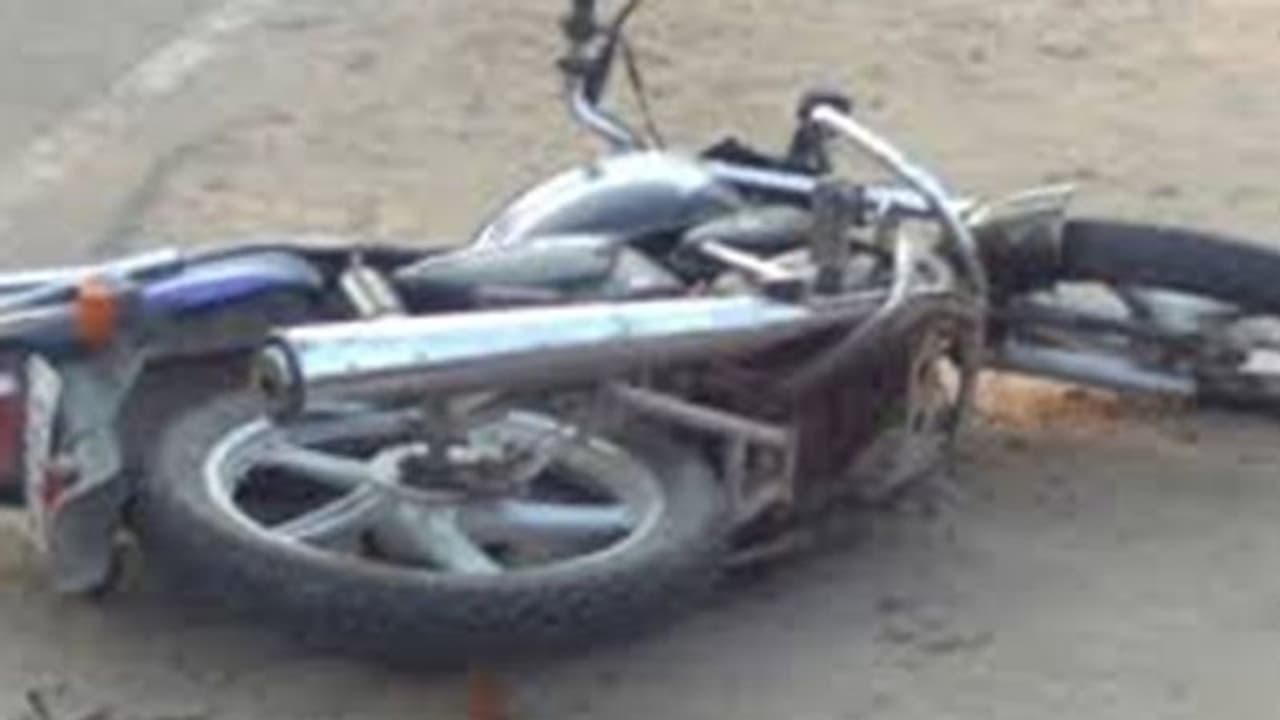 బైక్పై వెళుతున్న వ్యక్తిని .. కిలోమీటర్ ఈడ్చుకెళ్లిన డీసీఎం: చూస్తూ పట్టించుకోని జనాలు బైక్పై వెళుతున్న వ్యక్తిని .. కిలోమీటర్ ఈడ్చుకెళ్లిన డీసీఎం: చూస్తూ పట్టించుకోని జనాలు