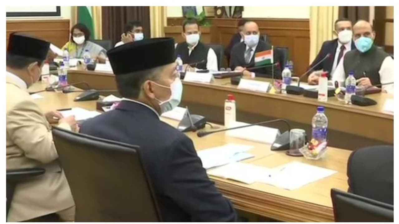 চিনের মাত্রাতিরিক্ত খবরদারি, পাল্টা দিতে ভারতে এলেন ইন্দোনেশিয়ার প্রতিরক্ষামন্ত্রী চিনের মাত্রাতিরিক্ত খবরদারি, পাল্টা দিতে ভারতে এলেন ইন্দোনেশিয়ার প্রতিরক্ষামন্ত্রী