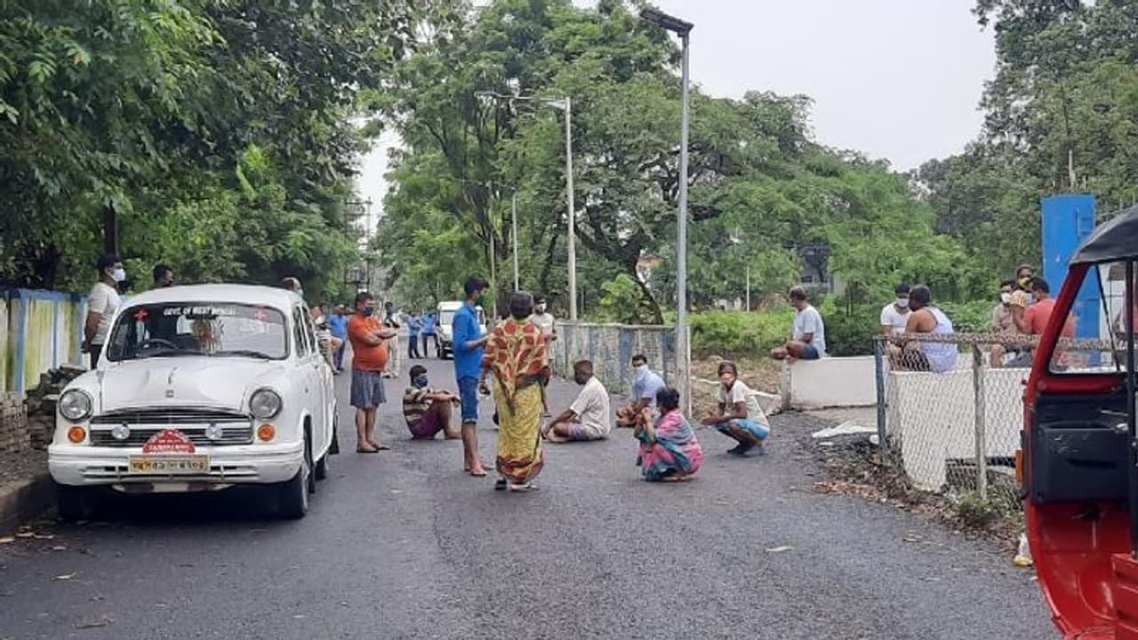 সেফ হোমে 'চরম অব্যবস্থা', পথ অবরোধ করে বিক্ষোভ করোনা আক্রান্তদের সেফ হোমে 'চরম অব্যবস্থা', পথ অবরোধ করে বিক্ষোভ করোনা আক্রান্তদের