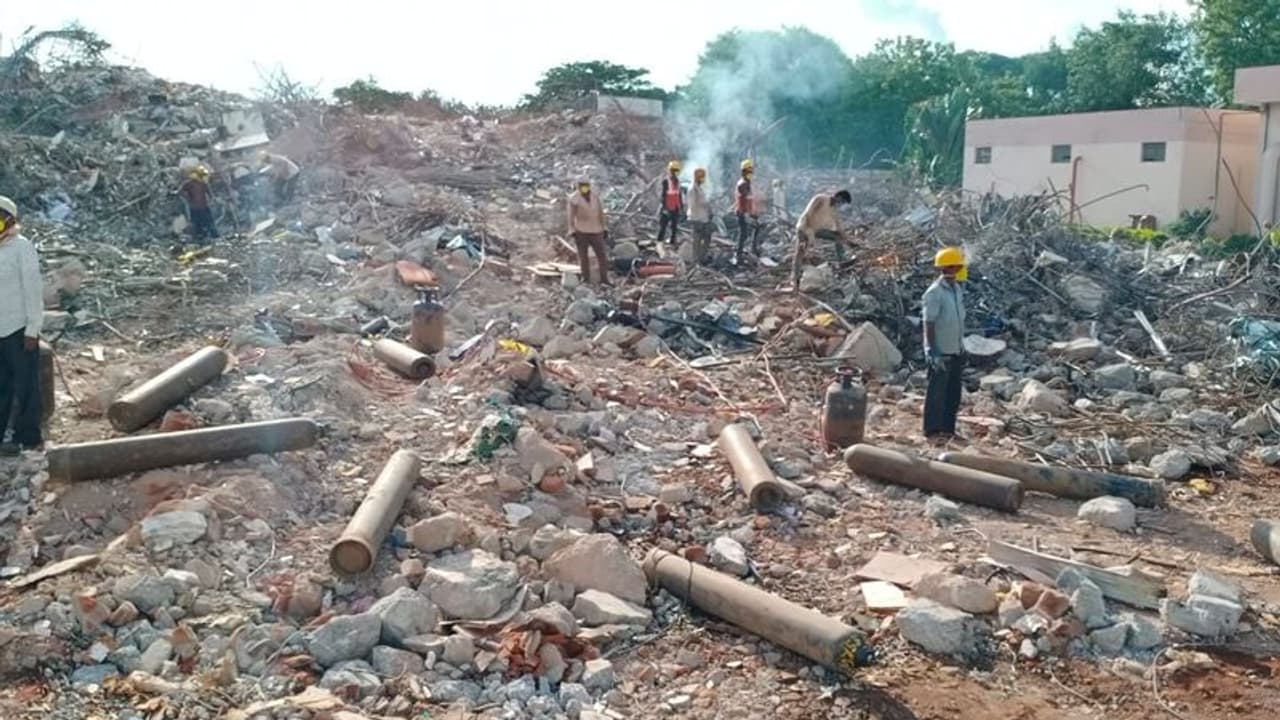 కొనసాగుతున్న జే,ఎల్ బ్లాకుల కూల్చివేత పనులు:20 నిమిషాలు మీడియా కవరేజీ కొనసాగుతున్న జే,ఎల్ బ్లాకుల కూల్చివేత పనులు:20 నిమిషాలు మీడియా కవరేజీ