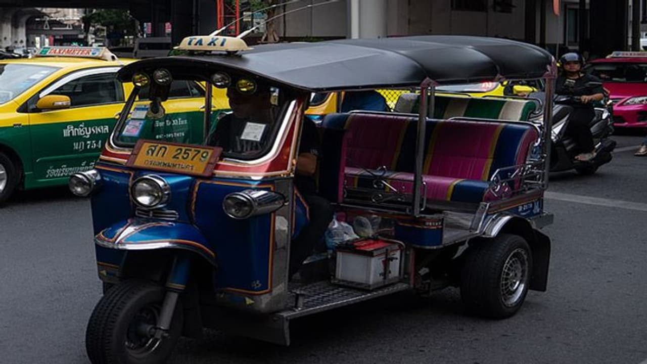 भारत से टुकटुक चुरा ले गए विदेशी, अब इंग्लैंड की सड़क देख आपको याद आ जाएगी दिल्ली भारत से टुकटुक चुरा ले गए विदेशी, अब इंग्लैंड की सड़क देख आपको याद आ जाएगी दिल्ली