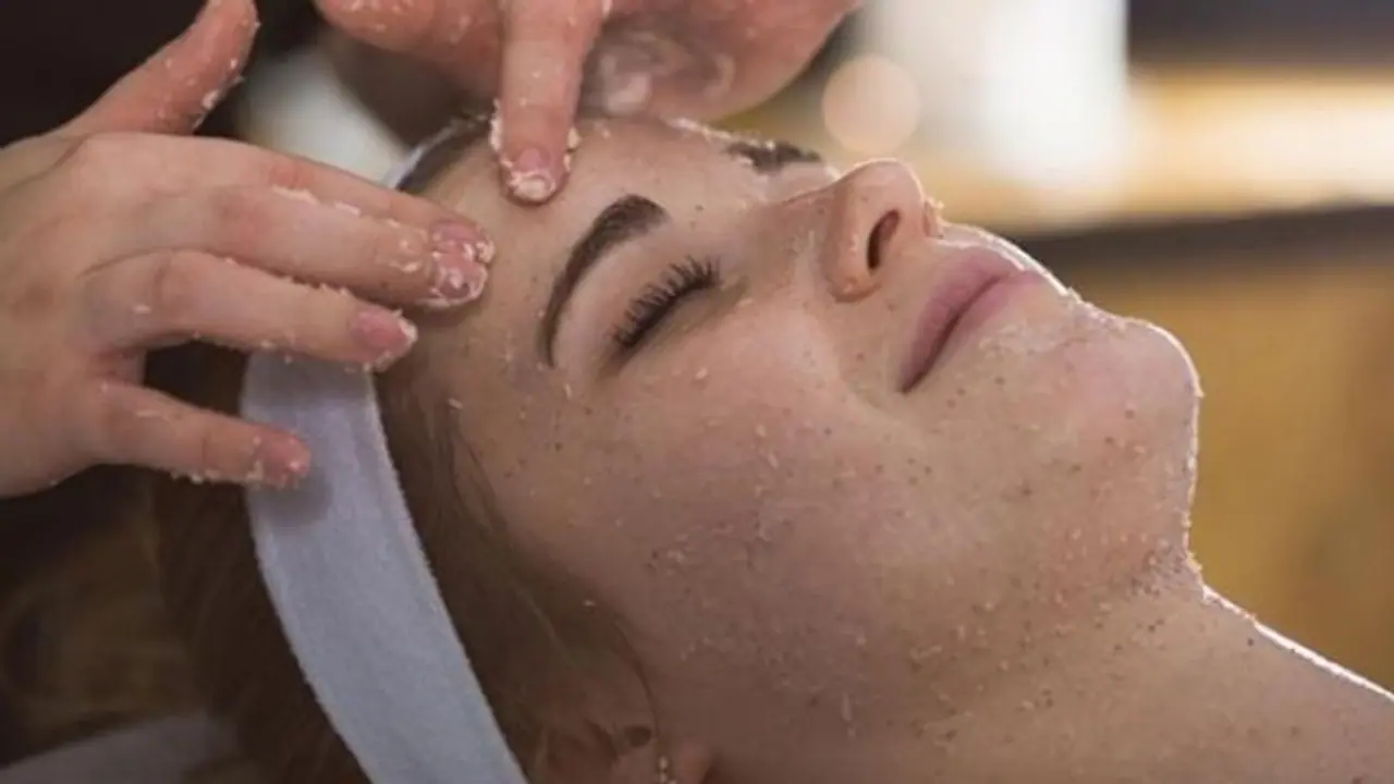 সান ট্যান থেকে মিলবে দ্রুত মুক্তি, ব্যবহার করে দেখুন অব্যর্থ এই ঘরে তৈরি স্ক্রাব