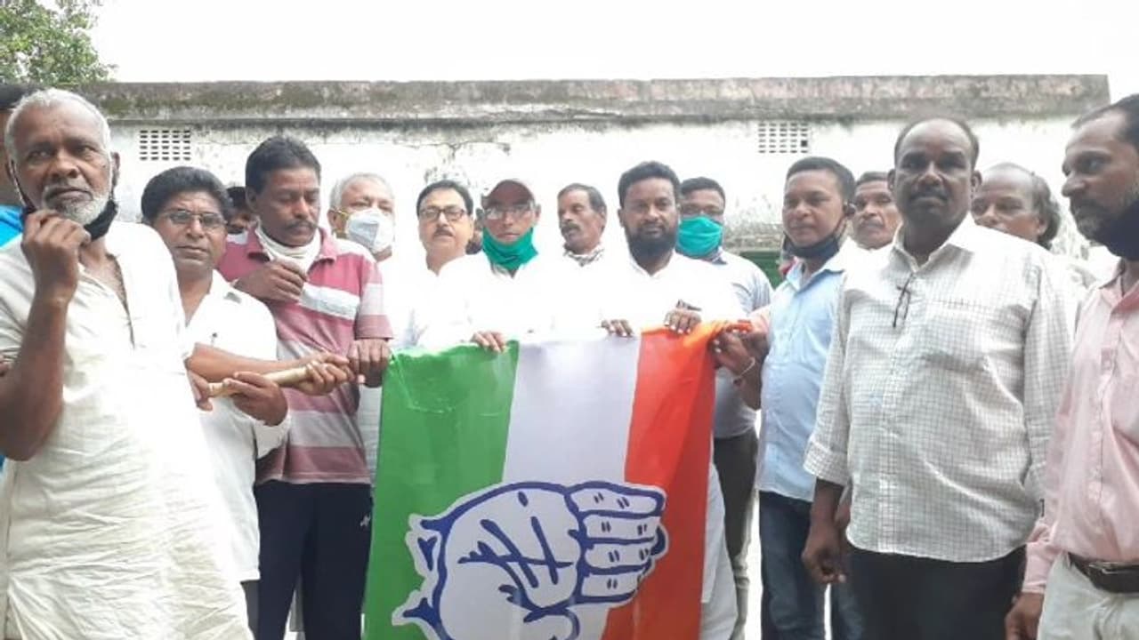 দলে রদবদল হতেই ভোল বদল, পুরুলিয়ায় তৃণমূল ছেড়ে কংগ্রেসে শতাধিক কর্মী দলে রদবদল হতেই ভোল বদল, পুরুলিয়ায় তৃণমূল ছেড়ে কংগ্রেসে শতাধিক কর্মী