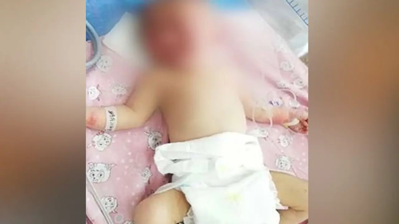 పెళ్లికాకుండానే గర్భం... పుట్టిన పసిగుడ్డును చెత్తకుప్పలో విసిరేసిన ఇంటర్ బాలిక పెళ్లికాకుండానే గర్భం... పుట్టిన పసిగుడ్డును చెత్తకుప్పలో విసిరేసిన ఇంటర్ బాలిక