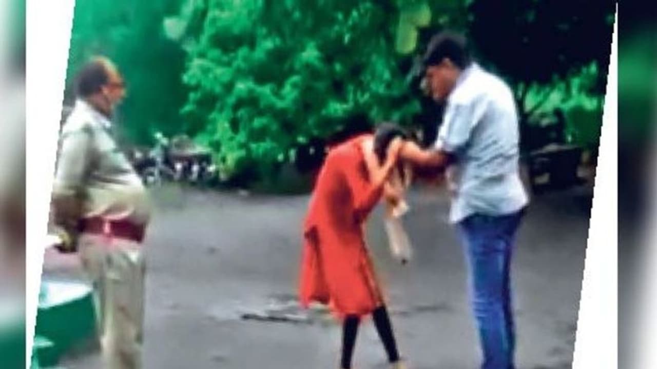 एक TI ऐसा भी: जिसने लड़की को थाने बुलाकर किया उसके साथ ऐसा गंदा सलूक, CM ने कहा नहीं चाहिए ऐसे अफसर एक TI ऐसा भी: जिसने लड़की को थाने बुलाकर किया उसके साथ ऐसा गंदा सलूक, CM ने कहा नहीं चाहिए ऐसे अफसर