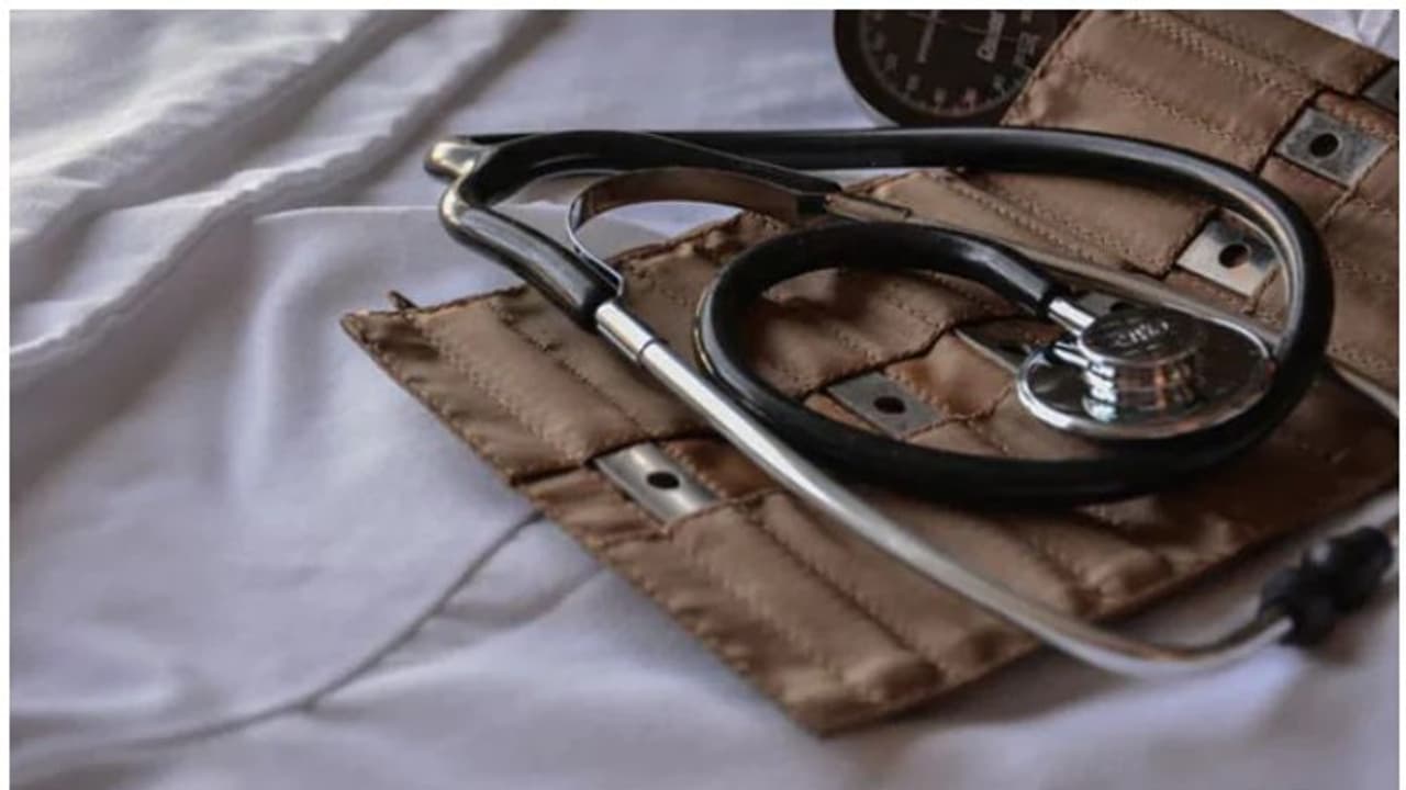 సృష్టి ఆసుపత్రితో పద్మజ ఆసుపత్రి లింకులు?: పోలీసుల సోదాలు, డాక్యుమెంట్ల స్వాధీనం సృష్టి ఆసుపత్రితో పద్మజ ఆసుపత్రి లింకులు?: పోలీసుల సోదాలు, డాక్యుమెంట్ల స్వాధీనం