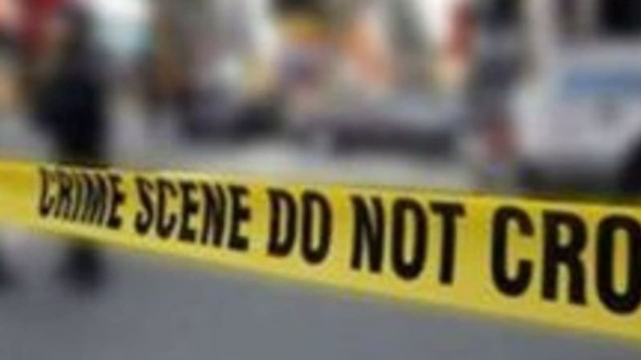 হাওড়ায় বৃদ্ধ দম্পতির রহস্যমৃত্যু, বন্ধ ঘরে মিলল স্বামী স্ত্রীর ঝুলন্ত দেহ হাওড়ায় বৃদ্ধ দম্পতির রহস্যমৃত্যু, বন্ধ ঘরে মিলল স্বামী স্ত্রীর ঝুলন্ত দেহ