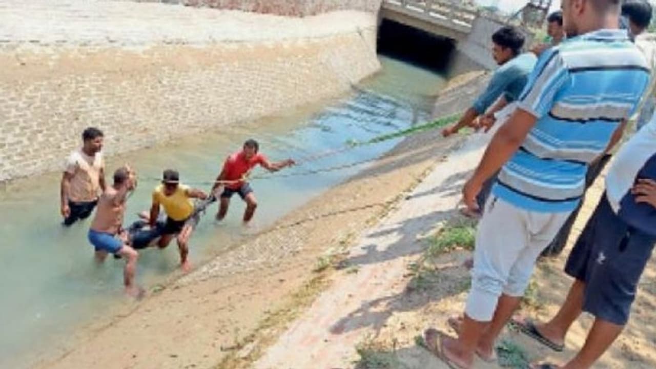 बज रही थी फोन की घंटी, उठाने वाला नहीं था कोई..पास जाकर देखा तो दुनिया छोड़ चुके थे बचपन के दो दोस्त बज रही थी फोन की घंटी, उठाने वाला नहीं था कोई..पास जाकर देखा तो दुनिया छोड़ चुके थे बचपन के दो दोस्त