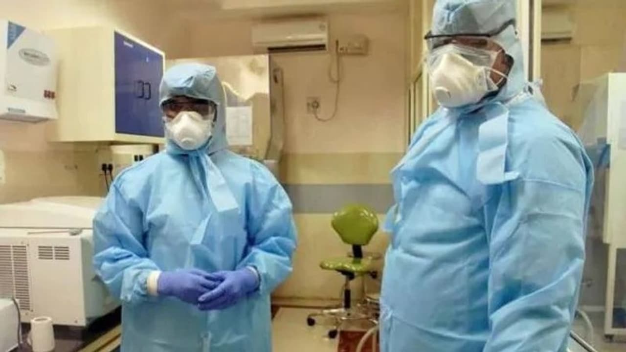 హైద్రాబాద్లో విషాదం: కరోనాతో ఒకే కుటుంబంలో ముగ్గురి మృతి హైద్రాబాద్లో విషాదం: కరోనాతో ఒకే కుటుంబంలో ముగ్గురి మృతి