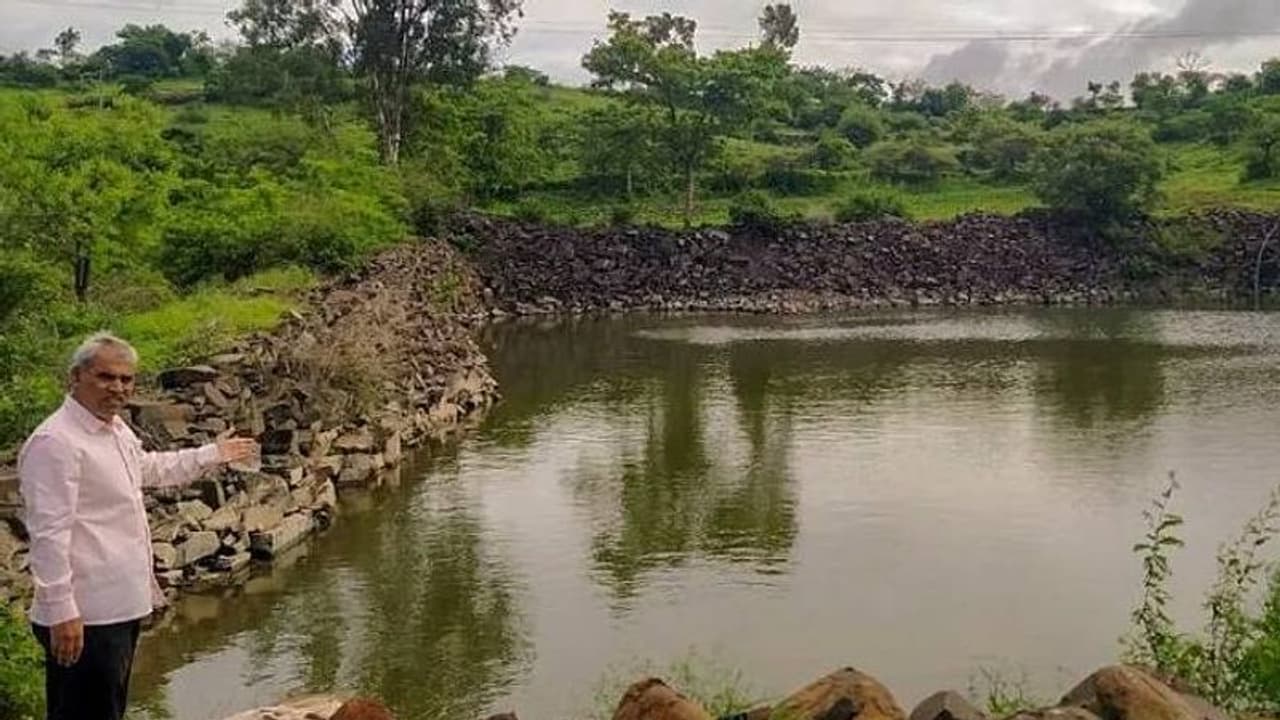 ഗ്രാമത്തിനായി തടാകം നിര്മ്മിക്കാന് പ്രൊഫസര് ലോണെടുത്തത് 25 ലക്ഷം; വരണ്ടുകിടന്ന ഭൂമിയാകെ പച്ചപ്പ്... ഗ്രാമത്തിനായി തടാകം നിര്മ്മിക്കാന് പ്രൊഫസര് ലോണെടുത്തത് 25 ലക്ഷം; വരണ്ടുകിടന്ന ഭൂമിയാകെ പച്ചപ്പ്...