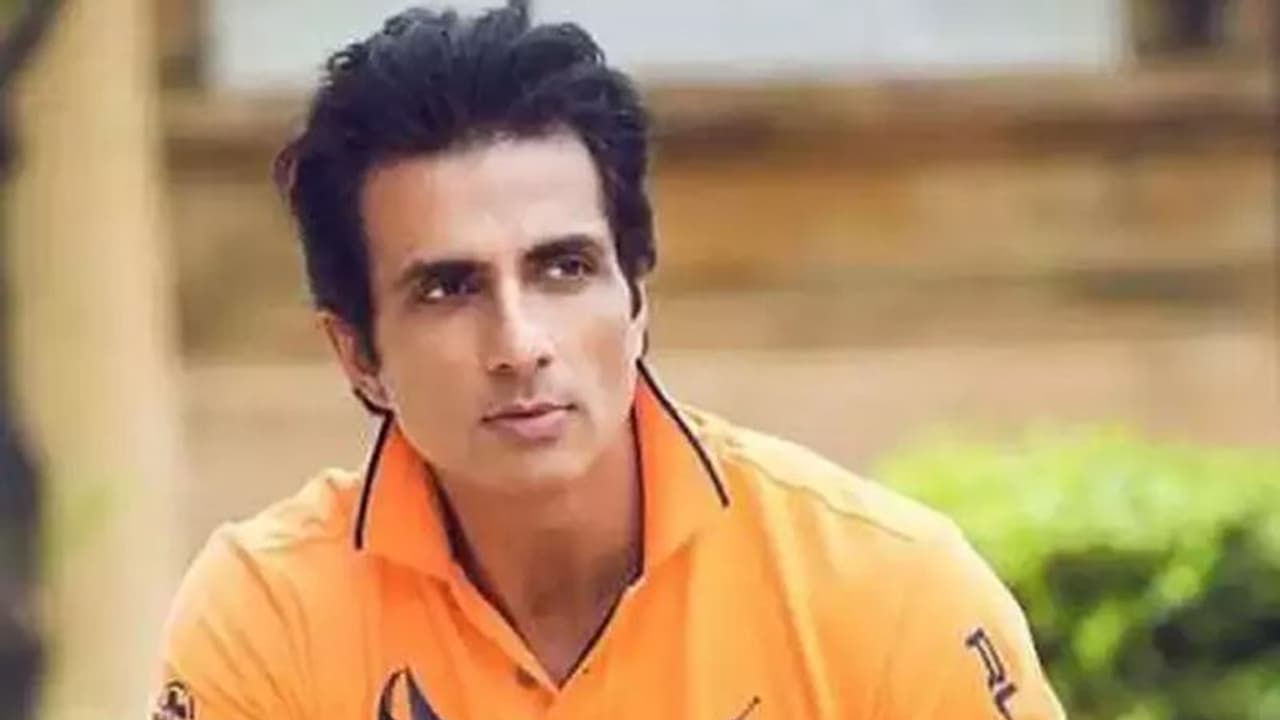 लॉकडाउन में इंजीनियर सब्जी बेचने को थी मजबूर फिर सोनू सूद ने दिखाई दरियादिली, दिलाई जॉब लॉकडाउन में इंजीनियर सब्जी बेचने को थी मजबूर फिर सोनू सूद ने दिखाई दरियादिली, दिलाई जॉब