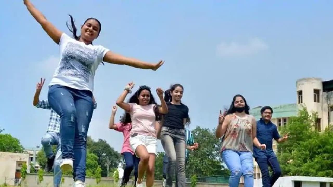 RBSE 10th Result 2020: राजस्थान बोर्ड ने जारी किया 10th रिजल्ट, 80.63% पास..बेटियों ने छुआ आसमान RBSE 10th Result 2020: राजस्थान बोर्ड ने जारी किया 10th रिजल्ट, 80.63% पास..बेटियों ने छुआ आसमान