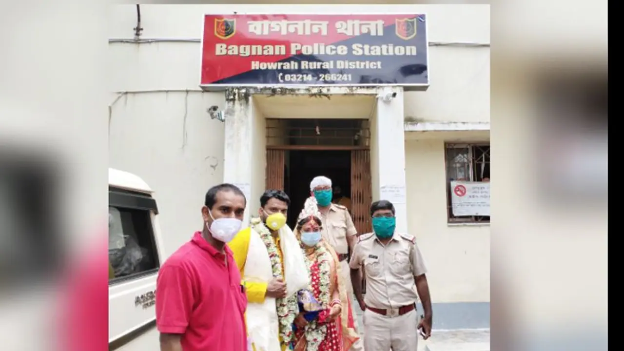 করোনা যোদ্ধাদের কুর্নিশ, বিয়ের পর থানায় গিয়ে পুলিশকর্মীদের মিষ্টিমুখ নবদম্পতির করোনা যোদ্ধাদের কুর্নিশ, বিয়ের পর থানায় গিয়ে পুলিশকর্মীদের মিষ্টিমুখ নবদম্পতির