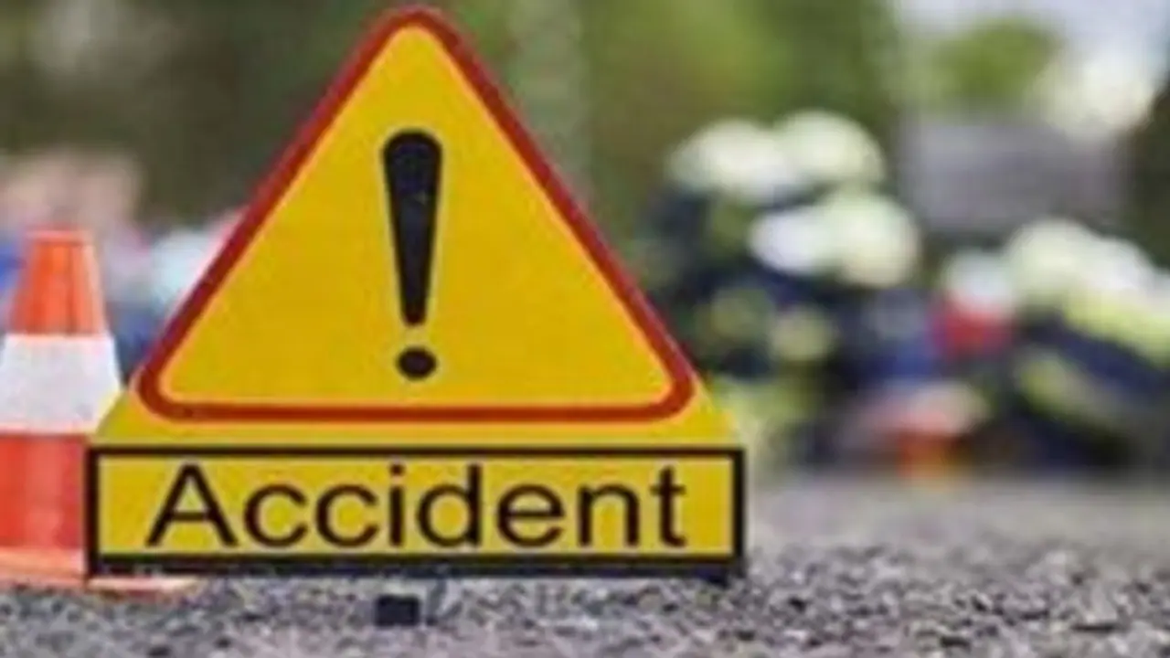 বিয়েবাড়ি থেকে ফেরার পথে দুর্ঘটনা, আহত তিন বিয়েবাড়ি থেকে ফেরার পথে দুর্ঘটনা, আহত তিন