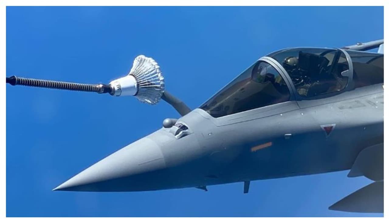 দীর্ঘ সফরে মাঝ আকাশে ফুয়েল ভরল রাফাল, কাউন্টডাউন শুরু আম্বালার বায়ুসেনা ঘাঁটিতে