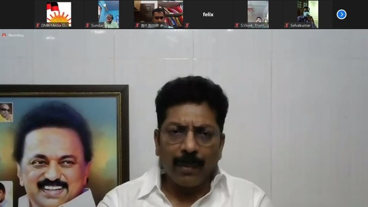 தமிழகத்தில் கொரோனா தொற்று மூன்றாவது கட்டத்தை எட்டிவிட்டது..?? திமுக மருத்துவர் அணி பரபரப்பு குற்றச்சாட்டு. தமிழகத்தில் கொரோனா தொற்று மூன்றாவது கட்டத்தை எட்டிவிட்டது..?? திமுக மருத்துவர் அணி பரபரப்பு குற்றச்சாட்டு.