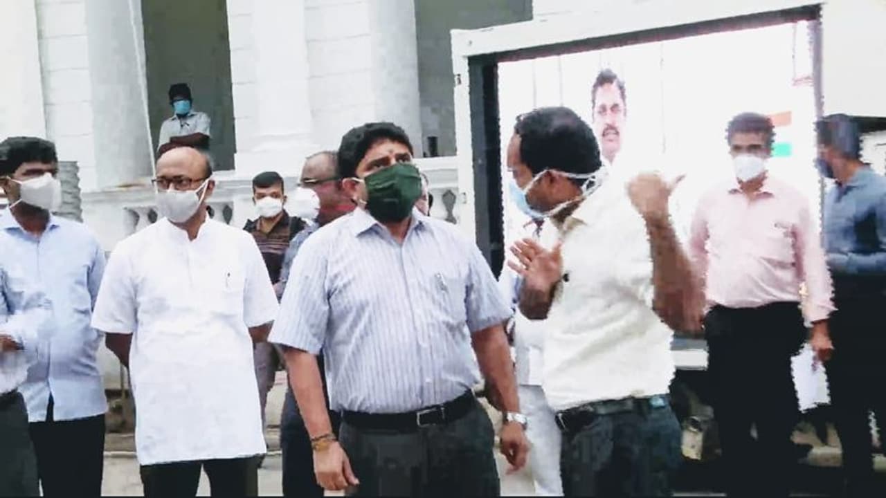 சென்னையில் இதுவரை 5 லட்சம் இ பாஸ்களுக்கு அனுமதி வழங்கப்பட்டுள்ளது..!! மாநகராட்சி ஆணையர் தகவல்..!! சென்னையில் இதுவரை 5 லட்சம் இ பாஸ்களுக்கு அனுமதி வழங்கப்பட்டுள்ளது..!! மாநகராட்சி ஆணையர் தகவல்..!!