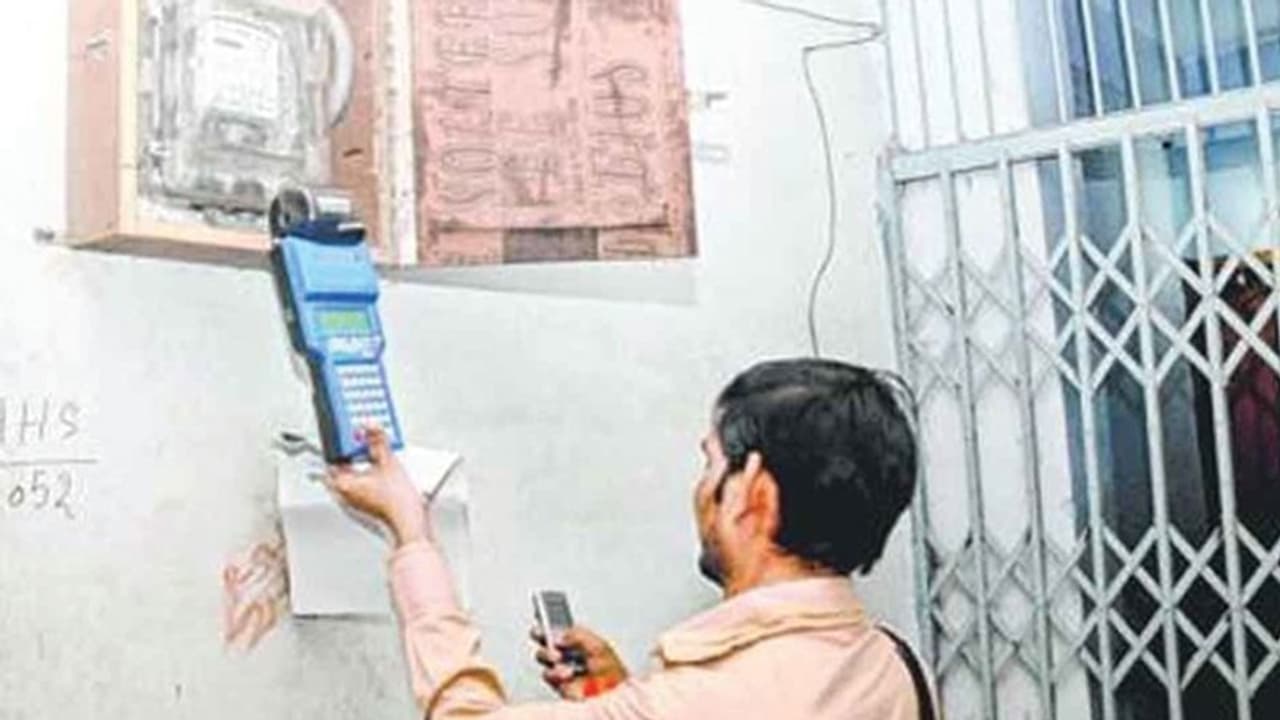 6.67 లక్షల కరెంట్ బిల్లు: నా ఇల్లు అమ్మేసి తీసుకోండి.. అధికారులకు సామాన్యుడి ఆఫర్ 6.67 లక్షల కరెంట్ బిల్లు: నా ఇల్లు అమ్మేసి తీసుకోండి.. అధికారులకు సామాన్యుడి ఆఫర్