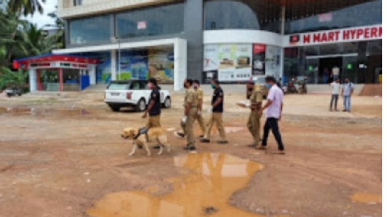 കടയുടെ ഷട്ടർ തകർത്ത് മോഷണം: രണ്ട് ലക്ഷത്തോളം രൂപയുടെ സാധനങ്ങൾ നഷ്ടപ്പെട്ടു കടയുടെ ഷട്ടർ തകർത്ത് മോഷണം: രണ്ട് ലക്ഷത്തോളം രൂപയുടെ സാധനങ്ങൾ നഷ്ടപ്പെട്ടു