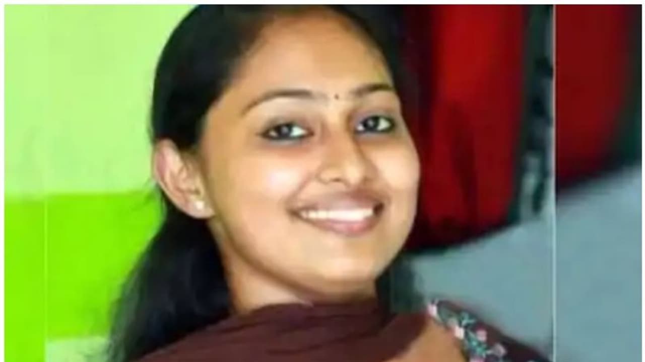 ఫ్లోరిడాలో దారుణం.. భర్త చేతిలో కేరళ యువతి దారుణ హత్య ఫ్లోరిడాలో దారుణం.. భర్త చేతిలో కేరళ యువతి దారుణ హత్య