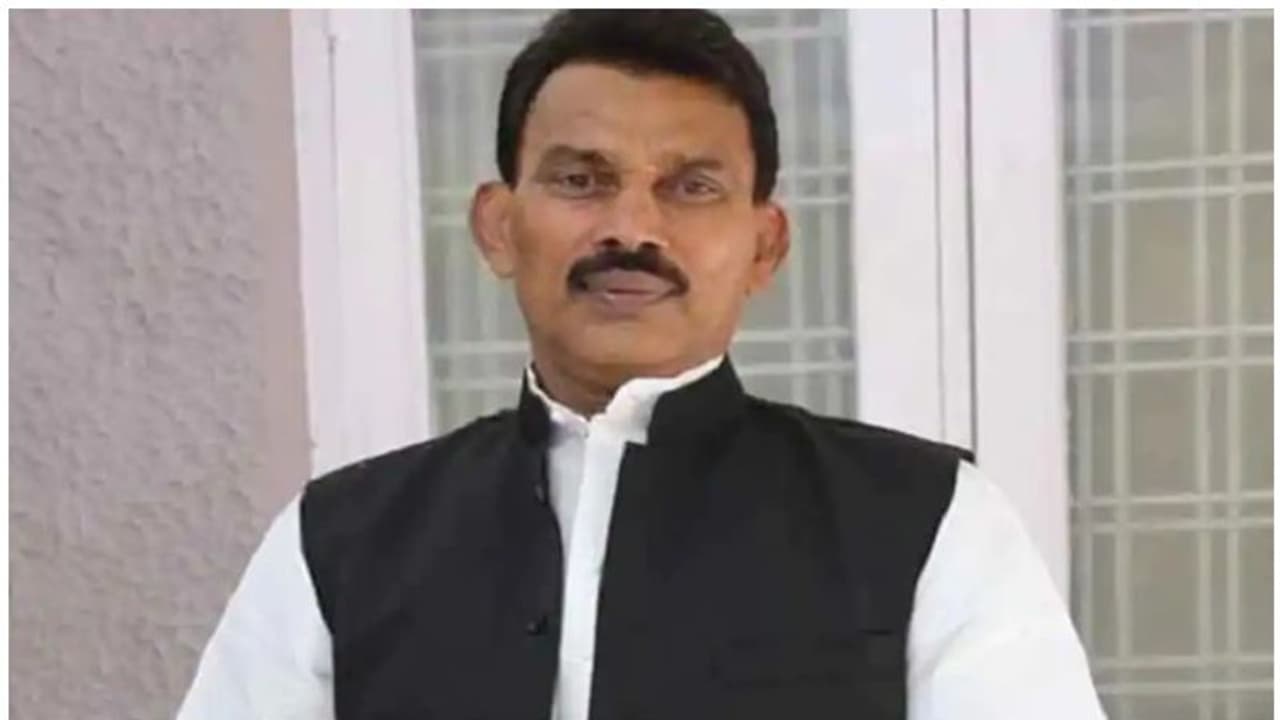 After CM Shivraj Chouhan, another MP minister tests positive for COVID 19; he met 4,000 people in 4 days After CM Shivraj Chouhan, another MP minister tests positive for COVID 19; he met 4,000 people in 4 days