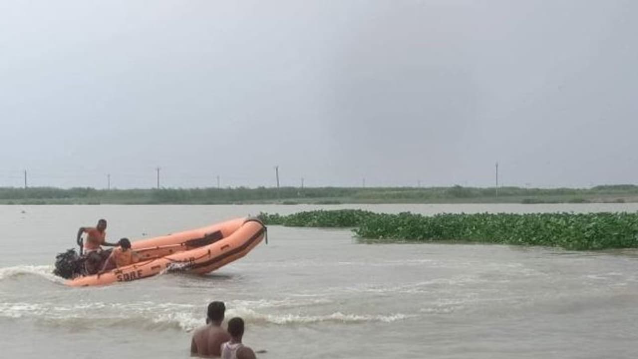 గుత్తి వాగులో కొట్టుకుపోయిన కారు, చిక్కుకుపోయిన బస్సు: ప్రయాణీకులు సురక్షితం గుత్తి వాగులో కొట్టుకుపోయిన కారు, చిక్కుకుపోయిన బస్సు: ప్రయాణీకులు సురక్షితం