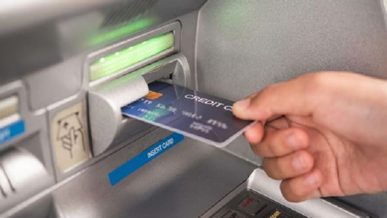 வாடிக்கையாளர்களுக்கு அதிர்ச்சி மேல் அதிர்ச்சி... கந்துவட்டிக் கொடுமையை மிஞ்சும் வங்கிக் கட்டணங்கள்..! வாடிக்கையாளர்களுக்கு அதிர்ச்சி மேல் அதிர்ச்சி... கந்துவட்டிக் கொடுமையை மிஞ்சும் வங்கிக் கட்டணங்கள்..!