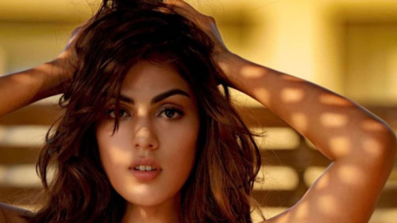 রিয়ার হদিশ পাচ্ছে না বিহার পুলিশ, মাঠ সাজিয়ে কি তবে গা ঢাকা দিলেন সুশান্ত প্রেমিকা