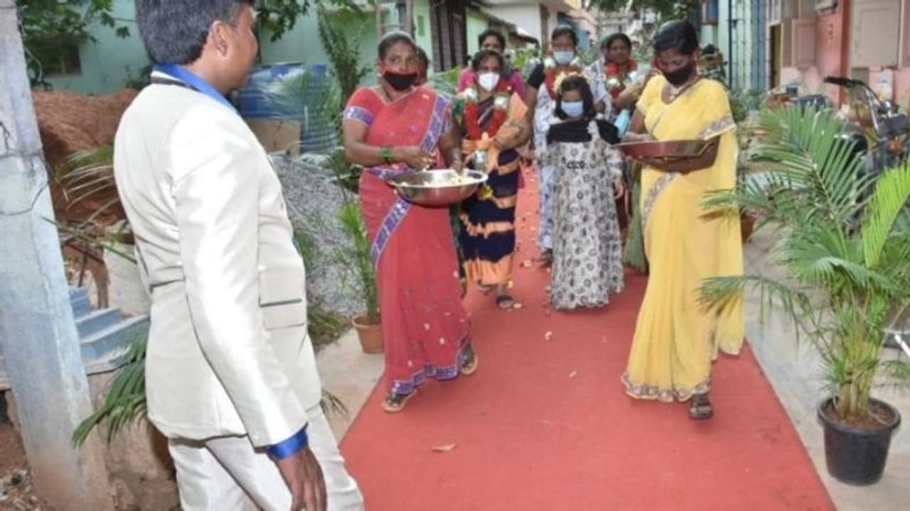 കൊവിഡിനെ തോൽപ്പിച്ച് നഴ്സായ ഭാര്യയുടെ മടങ്ങിവരവ്; റെഡ് കാര്പ്പറ്റ് വരവേല്പ്പ് നൽകി ഭർത്താവ് ! കൊവിഡിനെ തോൽപ്പിച്ച് നഴ്സായ ഭാര്യയുടെ മടങ്ങിവരവ്; റെഡ് കാര്പ്പറ്റ് വരവേല്പ്പ് നൽകി ഭർത്താവ് !