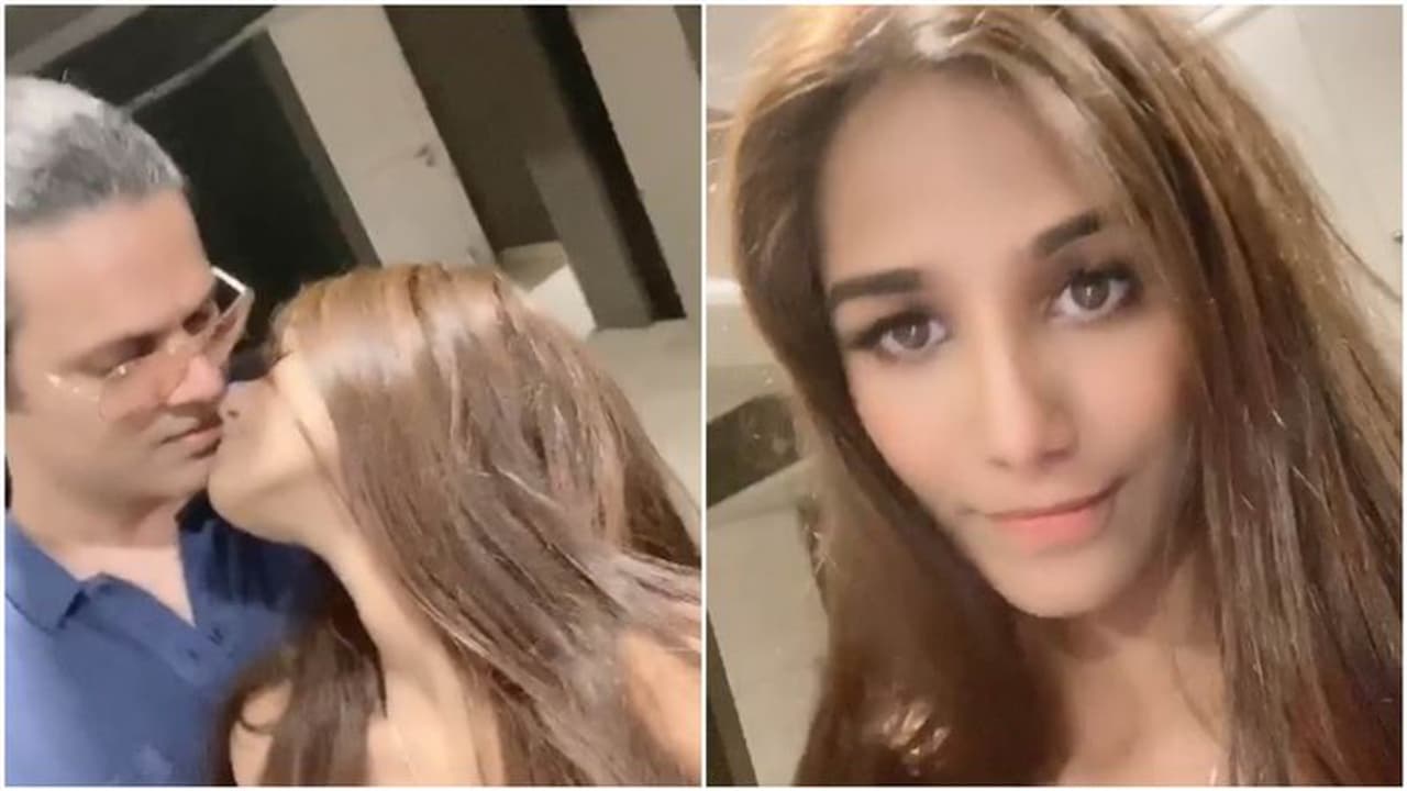 காதலருக்கு லிப்லாக்... முன்னாள் ஆபாச நடிகை பூனம் பாண்டேவின் அட்ராசிட்டி வீடியோ...! காதலருக்கு லிப்லாக்... முன்னாள் ஆபாச நடிகை பூனம் பாண்டேவின் அட்ராசிட்டி வீடியோ...!