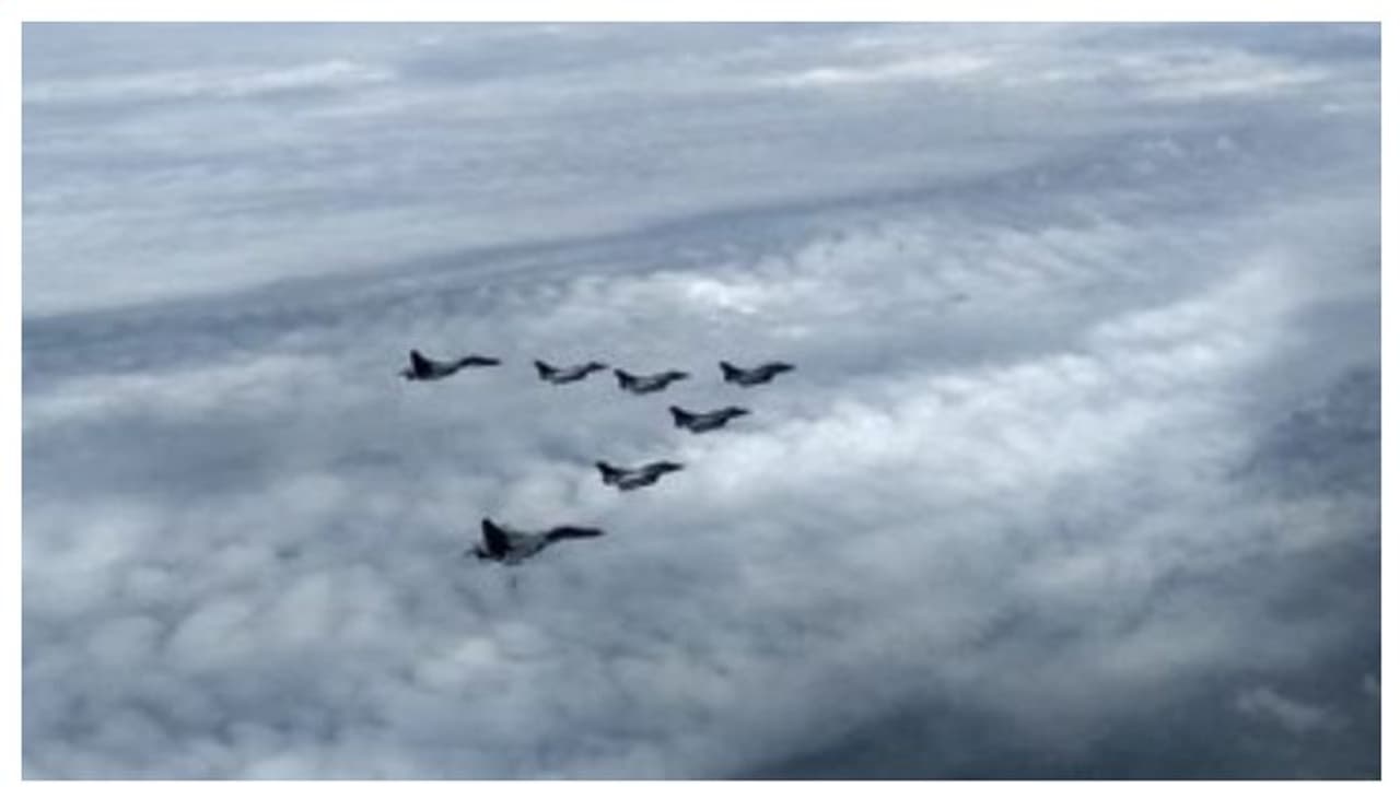 ভারতীয় আকাশ সীমায় ৫ রাফাল যুদ্ধবিমান, সেনা পরিবারের নতুন সদস্যকে স্বাগত জানাল আইএনএস কলকাতা , পথ দেখাল সুখোই ভারতীয় আকাশ সীমায় ৫ রাফাল যুদ্ধবিমান, সেনা পরিবারের নতুন সদস্যকে স্বাগত জানাল আইএনএস কলকাতা , পথ দেখাল সুখোই