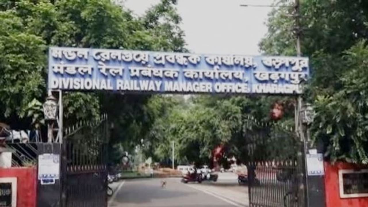 দক্ষিণ পূর্ব রেলের সদর দপ্তরে করোনার থাবা, বন্ধ করে দেওয়া হল ডিআরএম এর অফিস দক্ষিণ পূর্ব রেলের সদর দপ্তরে করোনার থাবা, বন্ধ করে দেওয়া হল ডিআরএম এর অফিস